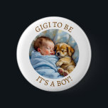 Gigi to BE | Pojks babyskor Knapp<br><div class="desc">En söt blå och brun babydusch Gigi som säger: "Det är en pojke." Teknisk grafik av en nyfödd pojke som bläddrar med valp.</div>