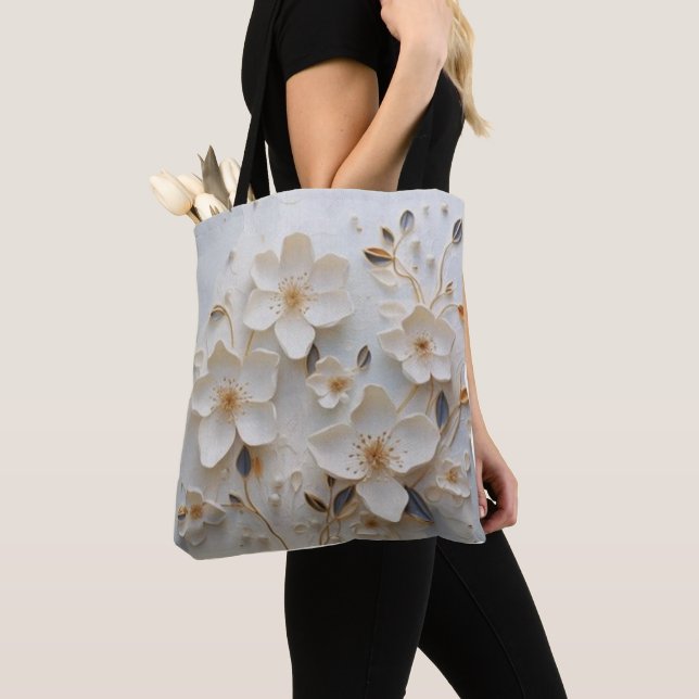 Gilded Blooms: White Tote med Elegant Blommigt Des Tygkasse (Närbild)
