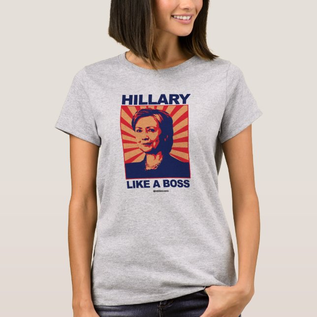 Gilla en chef - Hillary propaganda - Politiclothes Tee (Framsida)