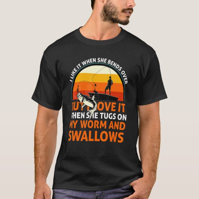 Gillar när hon böjer sig  Fiske Fiskare För T Shirt (Framsida)