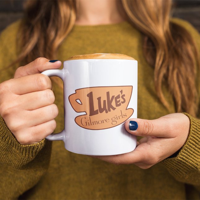 Gilmore Girls | Luke's Middag Logotyp Jumbo Mugg (Person holding mug)