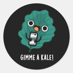 Gimme A Kale Funny Veggie Pun Mörk BG Runt Klistermärke