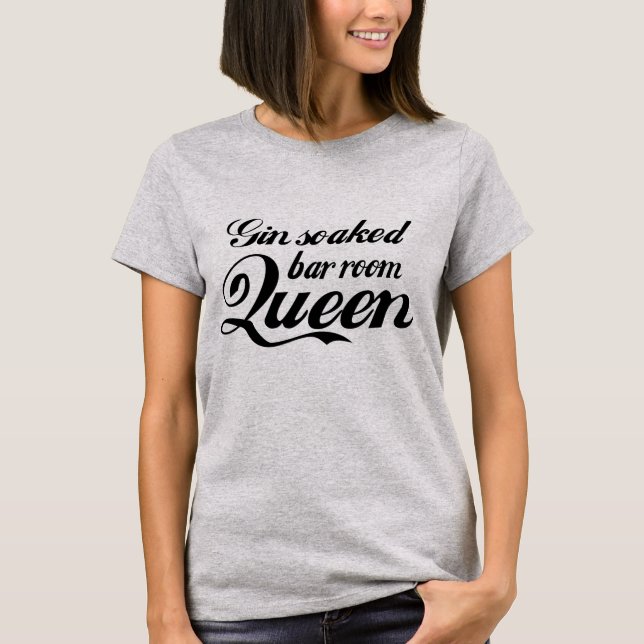 Gin Soaks Pub Room Queen T Shirt Black Letar (Framsida)