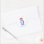 Ginger Burk Monogram | Rött skägg Runt Klistermärke<br><div class="desc">Den här chicen har Chinoiserie ginger burk med ett blått monogram och en röd båge omgiven av pumpor. Du kan anpassa dig med ditt monogram först och ditt namn.</div>
