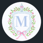 Ginger Burk och jul Berries Monogram Runt Klistermärke<br><div class="desc">Det här klistermärket har en hafettårsjubileum med en vapensköld med ett kinesiskt ingefära burk omgivet av bär. Du kan anpassa dig med din ursprungliga version.</div>