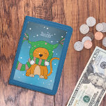 Ginger Cat i Snö Blue Wallet med Namn<br><div class="desc">En blå plånbok med en söt ingerkatt av tecknad som bär en beanie och en scarf som står modigt i snö. Anpassa den med namn. Gör en underbar gåva till för barn eller vem som helst som kärlek kattunge. © ArianeC Illustrations-Alla höger reserverade</div>