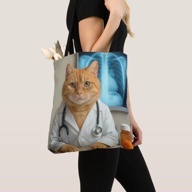 Ginger Cat Wearing a Doctor Lab Coat Tygkasse (Närbild)