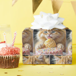 Ginger Kitten med att Slicka en födelsedagskummel Presentpapper