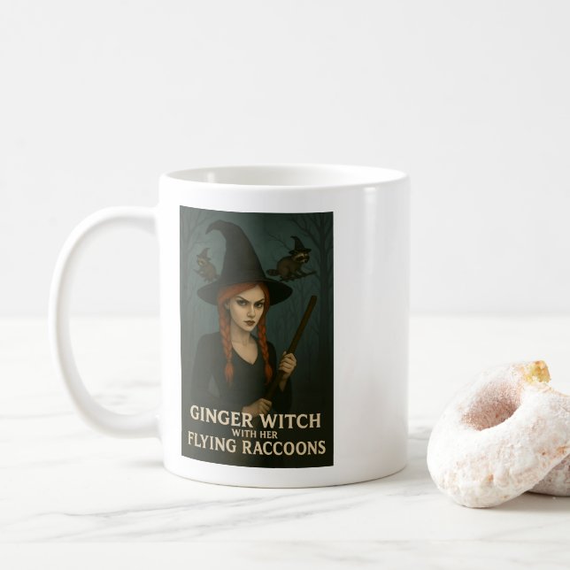 Ginger Witch med hennes flygande kapplöpningar Kaffemugg (Med munk)