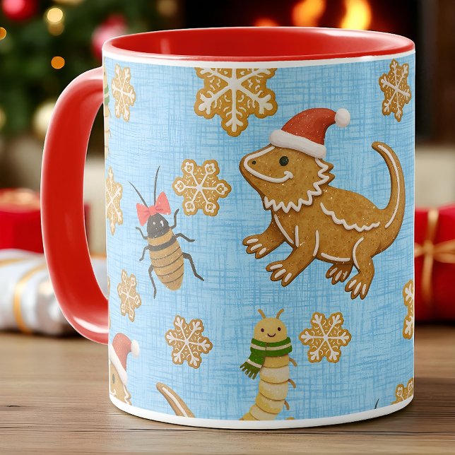 Gingerbröd Beared Dragon Jul Mugg (Quirky Christmas mug with gingerbread bearded dragons, festive insects, and snowflakes on blue.)