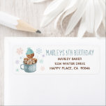 Gingerbröd Cookies & Cocoa Winter Boy Birthday Returadress Etikett<br><div class="desc">Tillsätt en trevlig beröring till din sons födelsedagsfest inbjudan med dessa returetiketter som har en söt gingerkaka som har ett varmt och mysigt bad i ett kopp av hett kakao med fallande snöflingor. Perfekt för vinter- och jultider. Art av KL Lagrar</div>