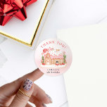 Gingerbröd Hjulafton Runt Klistermärke<br><div class="desc">Bygg helgdagarnas magi med våra Rosa Gingerbröd House Birthday-Tack. Gör firande minnesvärt med dessa charmerande party-tack-du-klistermärken. De är ett sött sätt att uttrycka ditt uppriktiga tack. Gör ditt barns party oförglömliga - uppslag kärlek och  glädje. Redigera text genom att klicka på Anpassa. Matchande objekt i vår butiks Cava party-design.</div>