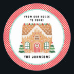 Gingerbröd House | Julkookie-växling Runt Klistermärke<br><div class="desc">Den här utformningen av kakemästerdekalen har ett festligt Gingerbröd som dekorerats med rött, akvatiskt och grönt gummidroppar på vit bakgrund med en röd och vit polka punkt yttre gräns. Ovanför gingerbrödhuset står det i texten "från vårt hus till ditt" Du kan anpassa dig med din familj namn. Koordinerar med samlingen...</div>
