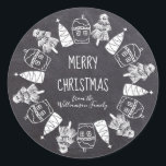 Gingerbröd och Julgran Chalkboard Runt Klistermärke<br><div class="desc">Traditionell utformning av kretskort har en andedräkt som består av brödhus och två stilar Julgranar. God jul är skrivet i ett modernt typsnitt. Du namn är skriven i en skripttext. All design och text är vit. Med en mall som är enkel att använda kan du ändra all text till kostym...</div>
