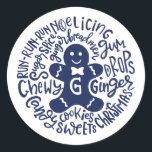 Gingerman jul Winter Candy Typography BLUE Runt Klistermärke<br><div class="desc">En festlig typografisk sammansättning av handskrivna julkranar och cookies omger en doodle-ingerskex med söt papillon|. Perfekt för att försegla er jul och Helgdagar brev och Helgdagskort eller för att prygla ert Presenter under Julgran! BLUE färg är helt utbytbart, även vit färg är lätt att anpassa för att passa ditt färg-program....</div>