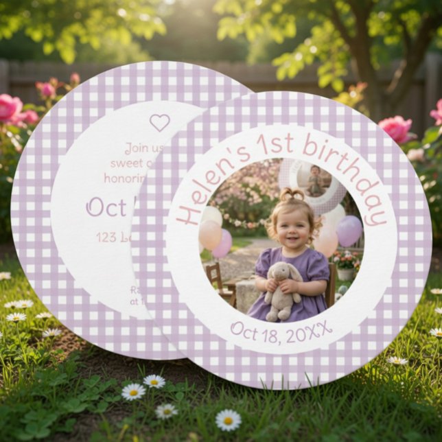 Gingham Lavendel 1-års födelsedags fotoinbjudan Inbjudningar (Skapare uppladdad)