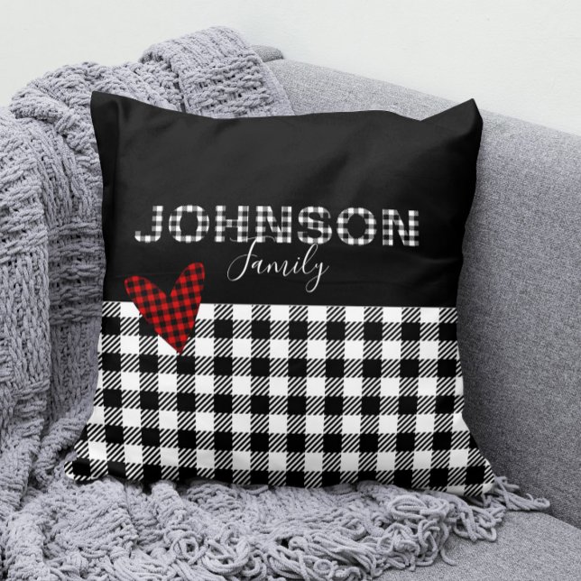 Gingham Personlig Black and White Buffalo Check Kudde (Family Name Black and White Buffalo Check Pillow with Red Gingham Heart)