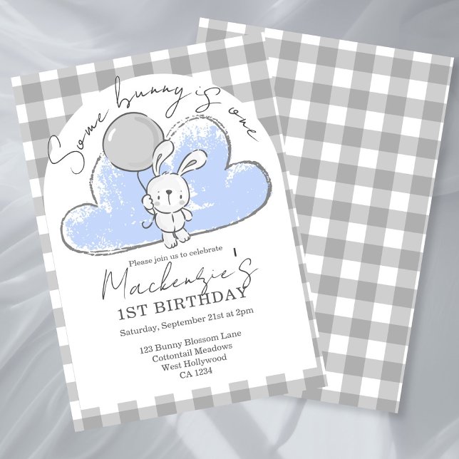 Gingham Some Bunny Fyller Ett Födelsedagsuppdrag Inbjudningar (Gingham Some Bunny Is One Birthday Personalized Invitation by Ricaso. Blue bunny rabbit party)