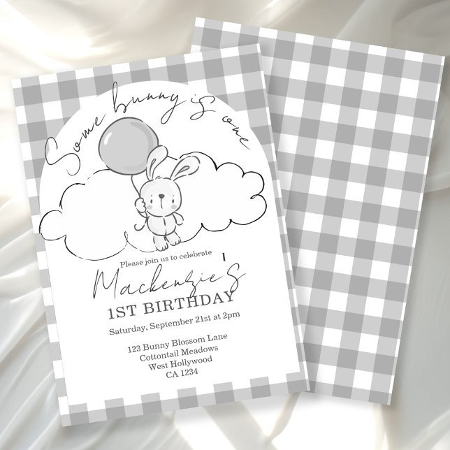 Gingham Some Bunny Is One Födelsedagsuppdrag Inbjudningar (Gingham Some Bunny Is One Birthday Personalized Invitation by Ricaso. Unisex bunny rabbit party)