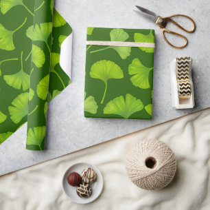 Ginkgo mönster på mörk grönt presentpapper