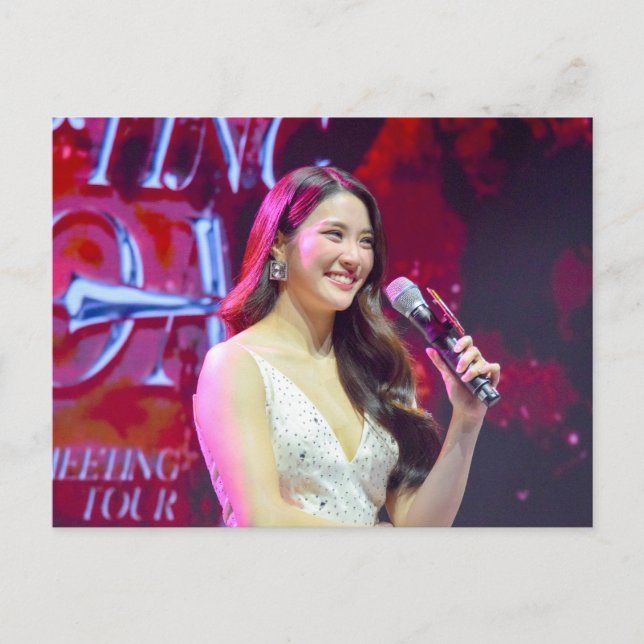 Ginny Natnicha Pratipnatsiri  Helg Vykort (Framsida)