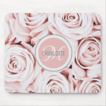 Gir blommor av rosa i monogrammet namn