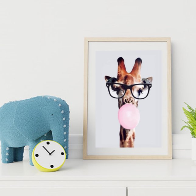 GIRAF SOM BÄR GLASÖGON BLÅSER EN ROSA BUBBELTÅLIG POSTER (Skapare uppladdad)