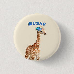 Giraff i hatt med blå fjärilsbutton knapp