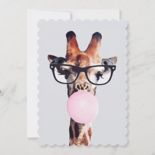 Giraff iklädd glasögon blåser rosa bubbelgum inbjudningar