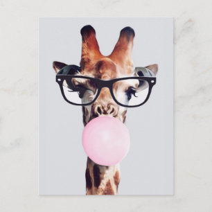 Giraff iklädd glasögon blåser rosa tuggummibubbla vykort