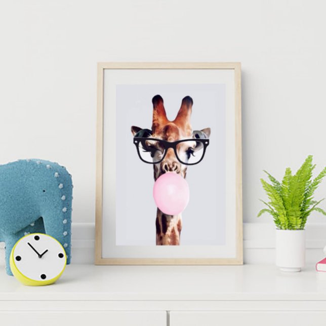 Giraff iklädd glasögon som blåser rosa tuggummibub poster (Skapare uppladdad)