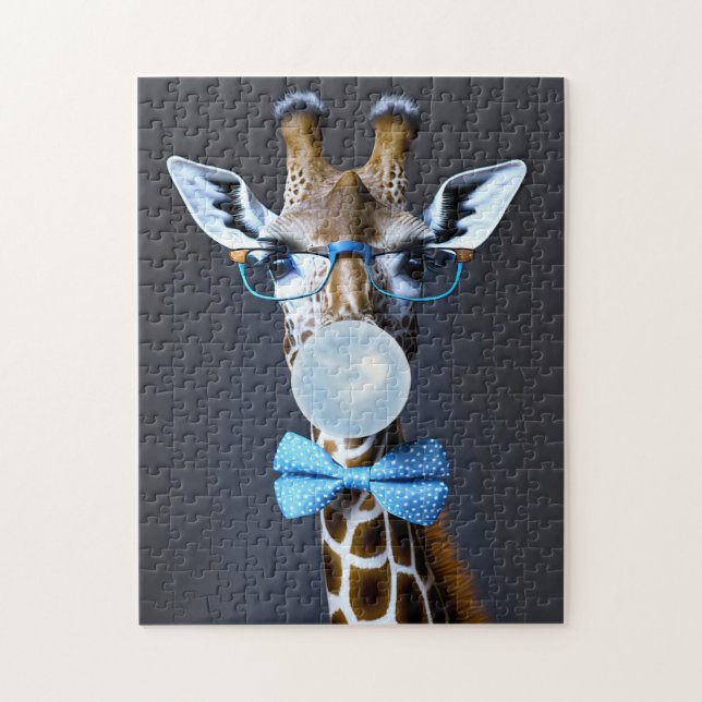 Giraff med glasögon, fluga som blåser blå tuggummi pussel (Vertikal)