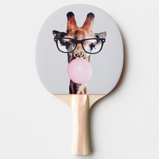 Giraff med glasögon som blåser en rosa bubbelgum pingisracket (Framsidan)