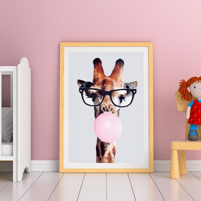 GIRAFF SOM BÄR GLASÖGON BLÅSER EN RÖD MINTGUMMI BU POSTER (Skapare uppladdad)