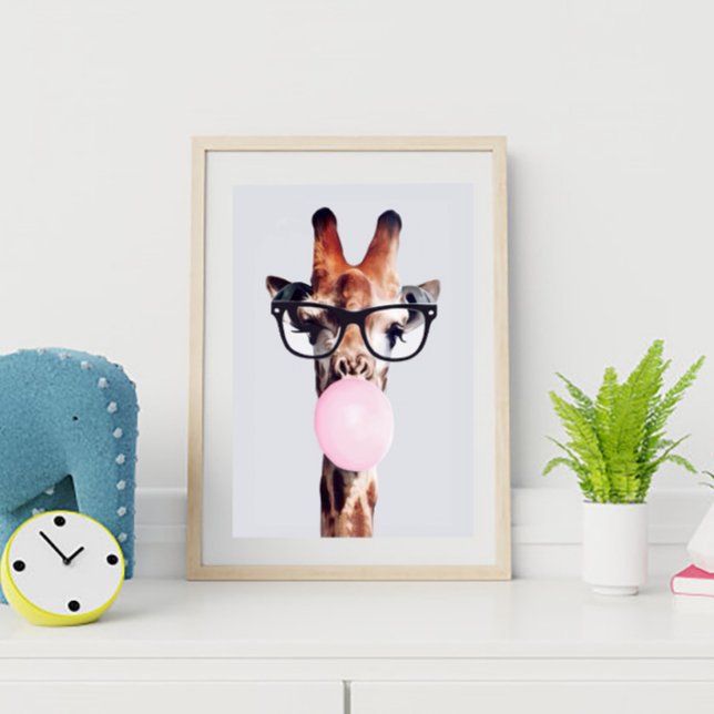 GIRAFF SOM BÄR GLASÖGON SOM BLÅSER EN ROSA BUBBELG POSTER (Skapare uppladdad)