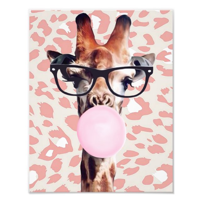 Giraff som blåser tuggummi med djurtryck i bakgrun fototryck (Framsidan)