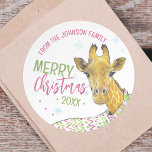 Giraffa med julscarf Cute roligt Djurkonst Runt Klistermärke<br><div class="desc">De här vackra klistermärkena har hand plockade vattenfärgsillustration av den vackra giraffen med en scarf och en "God jul" redigerbar text. Tillsats av roligt och klut till Julklapp, födelsedagspresent eller andra vintergåvor, för barn och till alla som kärlek producerar djurkonst och giraffer. ・ Anpassa den med ditt namn, år, hälsning...</div>