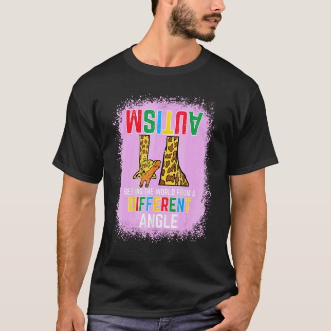 Giraffe Autism ser världen annorlunda Vinkel Aware T Shirt (Framsida)