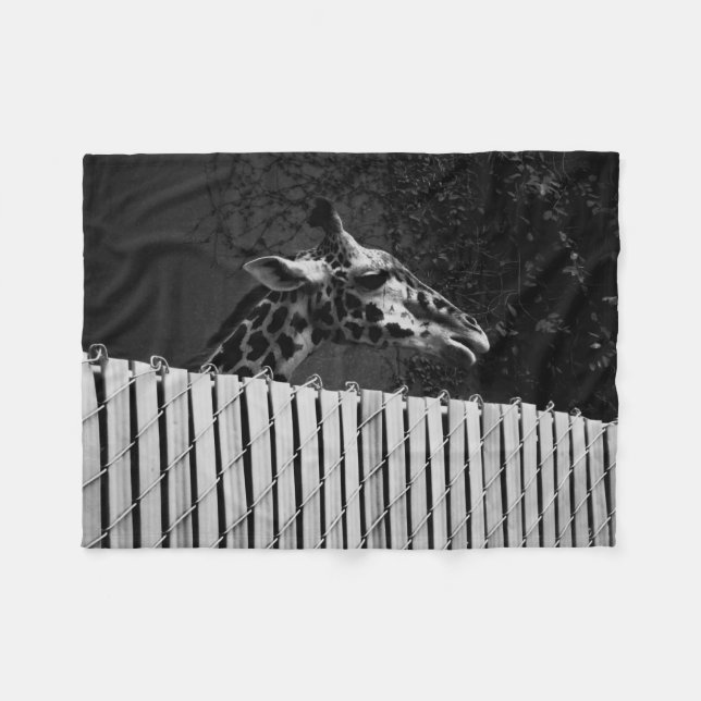 Giraffe bakom Fence Black & White Photograph Fleecefilt (Framsidan (Horisontell))