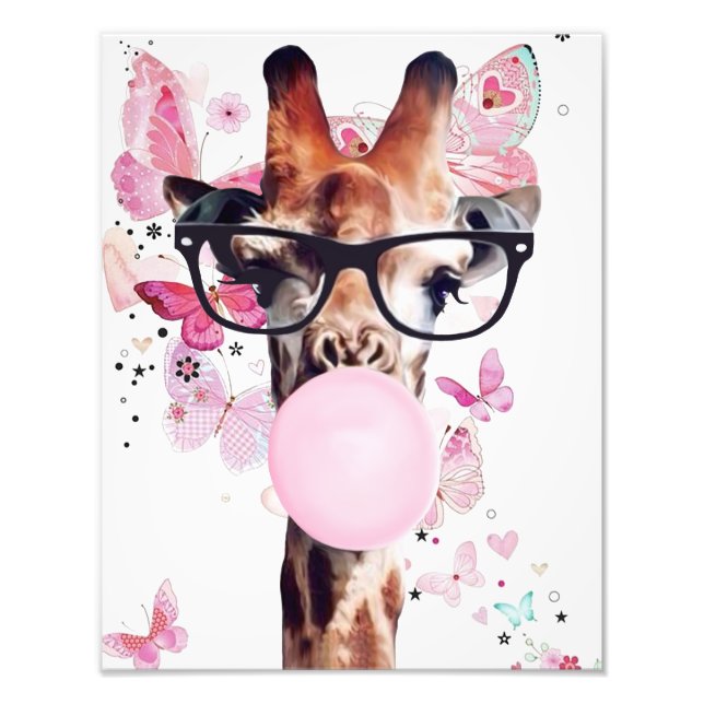 Giraffe Blowing Gum med fjärilbakgrund Fototryck (Framsidan)