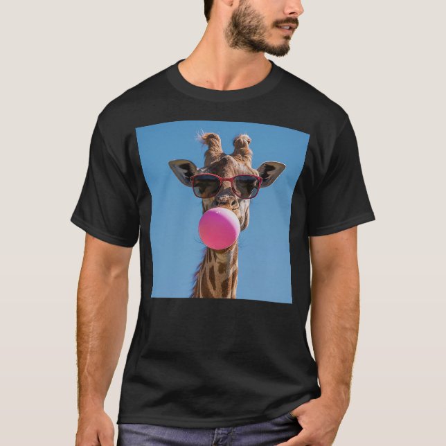 Giraffe chewing Pink Bubble gum and Wearing Sungla T Shirt (Framsida)