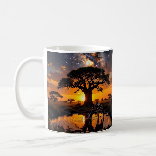Giraffe dricker vatten i Cosmic African Sunset Kaffemugg (Vänster)
