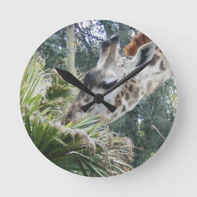 Giraffe Eating Lunch Wall Clock Rund Klocka (Framsida)