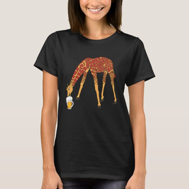 Giraffe   Giraffe Long Neck Drinking Beer T Shirt (Framsida)