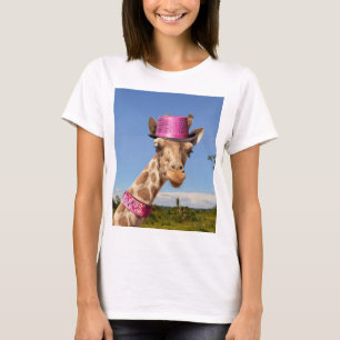Giraffe i en glansig rosa hat t shirt