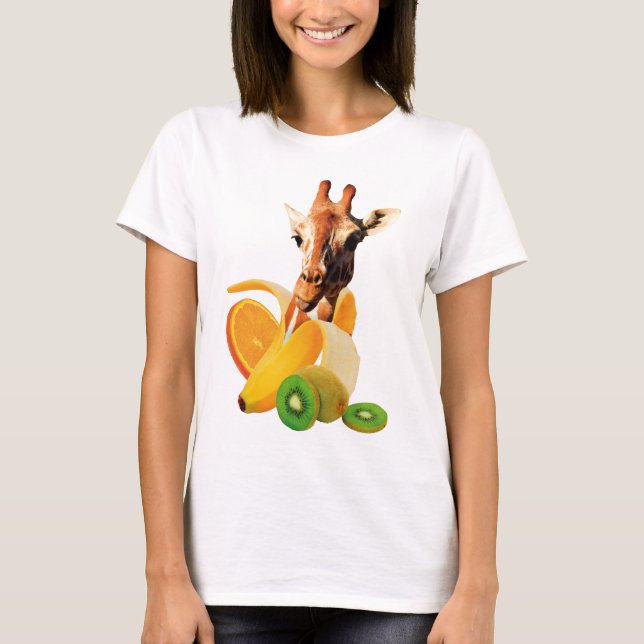 Giraffe in a Banana with orange and Kiwi Fruits T Shirt (Framsida)