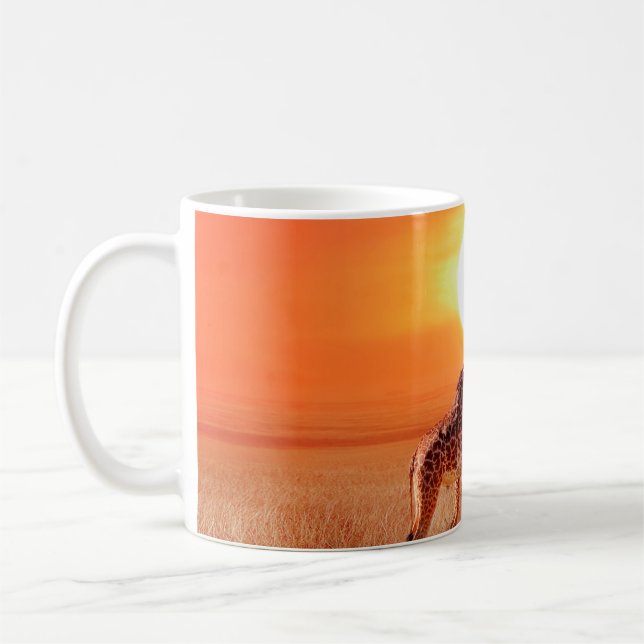 Giraffe in the African savanna against the backdro Kaffemugg (Vänster)
