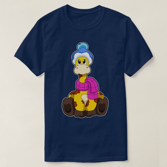 Giraffe in Winter with Scarf Hat T Shirt (Design framsida)