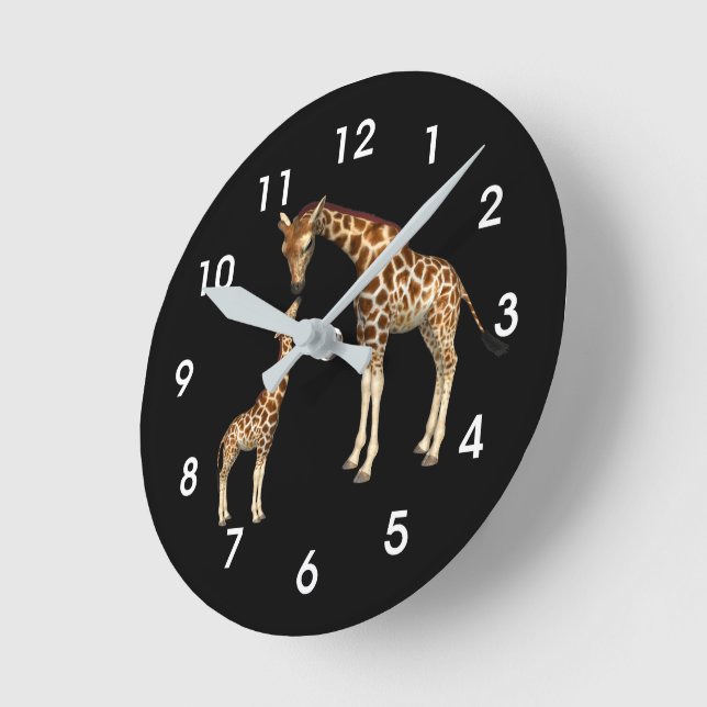 Giraffe Kärlek: Mor och Baby Black Rund Klocka (Vinkel)
