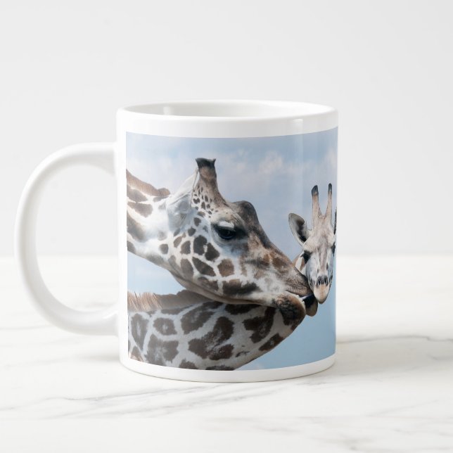 Giraffe Kisses, hennes kalv Jumbo Mugg (Vänster)